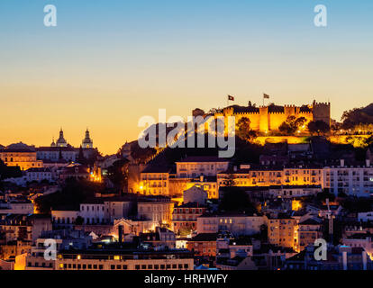 Miradouro de Sao Pedro de Alcantara, crepuscolo vista verso il castello Sao Jorge, Lisbona, Portogallo Foto Stock