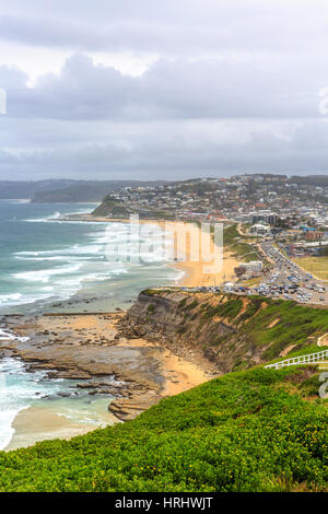 Guardando verso sud lungo il litorale di Newcastle, seconda città nel Nuovo Galles del Sud con bar spiaggia e merewether beach, Australia Foto Stock