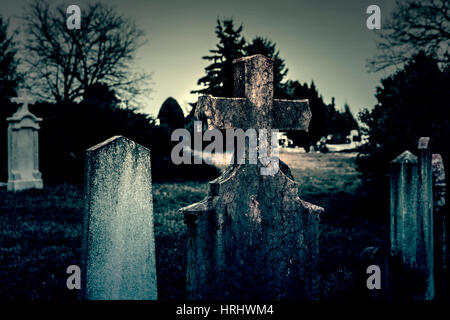 Spooky cimitero di notte Foto Stock