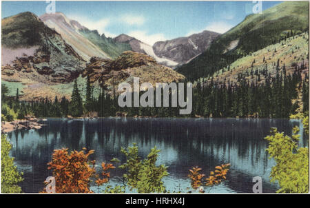 Bear Lake (alt. 9,550 ft.) Parco Nazionale delle Montagne Rocciose, Colorado, lungo il picco (alt. 14,255 ft.) e gola del ghiacciaio in background Foto Stock