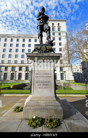 Charles G Gordon statua nel Victoria Embankment Gardens nella parte anteriore del MoD HQ edificio, Westminster, London. Scolpito da Hamo Thornycroft Foto Stock