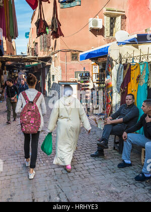 Marrakech, Marocco - 8 Dicembre 2016: Persone e negozi nel famoso souk di Marrakech, Marocco, Africa. Foto Stock