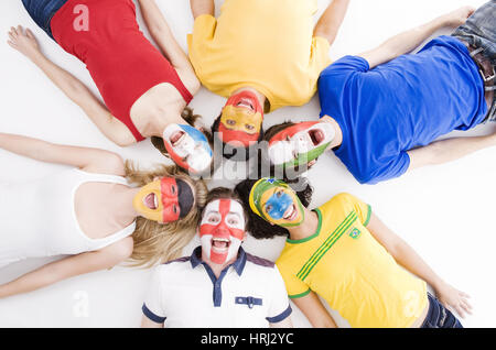 Per gli appassionati di calcio di tutto il mondo, Fussballfans aus aller Welt zeigen Emotionen Foto Stock