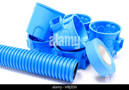 Cumulo di blu scatole elettriche e componenti per l'uso in installazioni elettriche, accessori per lavori di ingegneria Foto Stock