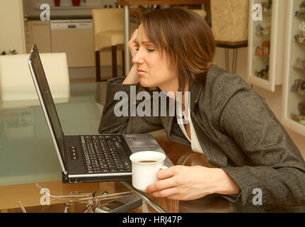 Junge Gesch?ftsfrau verzweifelt sitzt am Notebook - giovani, desperated donna d'affari con computer portatile Foto Stock