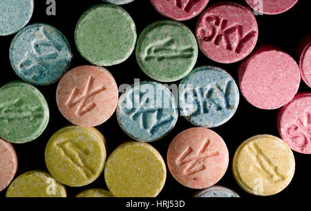 Le pasticche di ecstasy, sintetico Mind-Altering Farmaco Foto Stock