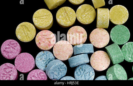 Le pasticche di ecstasy, sintetico Mind-Altering Farmaco Foto Stock