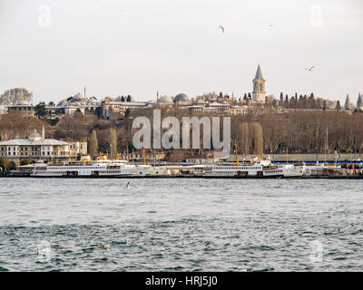 Una vista del Palazzo Topkapi da attraverso il Bosforo su una giornata invernale e. Foto Stock