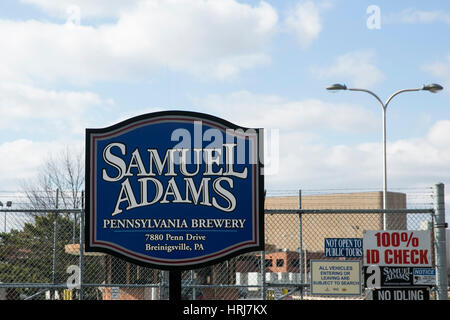 Un logo segno esterno della Samuel Adams Brewery in Pennsylvania in Breinigsville, Pensilvania il 26 febbraio 2017. Foto Stock