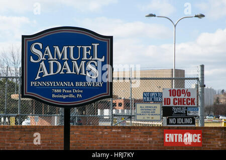 Un logo segno esterno della Samuel Adams Brewery in Pennsylvania in Breinigsville, Pensilvania il 26 febbraio 2017. Foto Stock