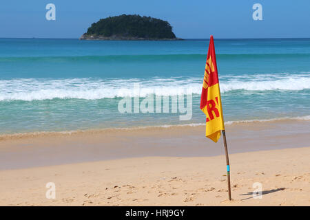 Nuotare qui. Bandiera di sicurezza sulla spiaggia di Kata Foto Stock