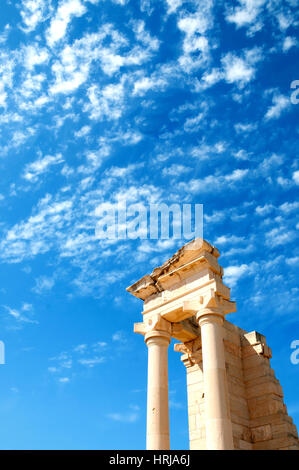 Il santuario di Apollo Hylates fronte cielo blu - principali centri religiosi di antiche di Cipro e una delle più popolari località turistica Foto Stock