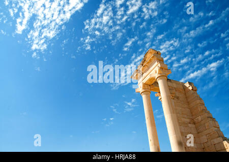 Il santuario di Apollo Hylates fronte cielo blu - principali centri religiosi di antiche di Cipro e una delle più popolari località turistica Foto Stock