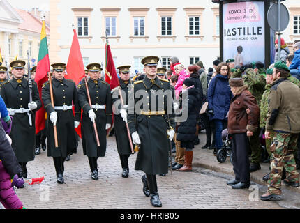 VILNIUS, Lituania - 16 febbraio 2017: Ccelebration dell indipendenza della Lituania. Il lituano Forze Armate ufficiali rispetto reca una festosa Foto Stock