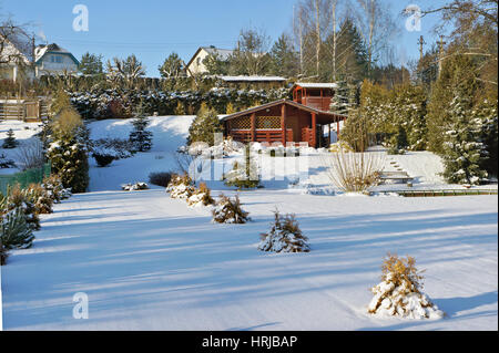 Rurale in legno nessun nome sparso in inverno giardino europeo. Giornata di sole paesaggio Foto Stock