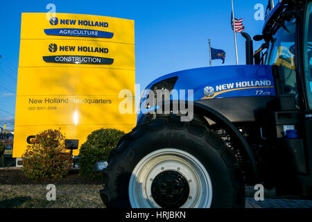 Un segno di logo e il trattore al di fuori del Nord America sede di New Holland Agriculture a New Holland in Pennsylvania il 26 febbraio 2017. Foto Stock