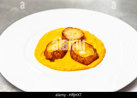 Purea di carota con grigliate di patata, cibo vegetariano concept Foto Stock