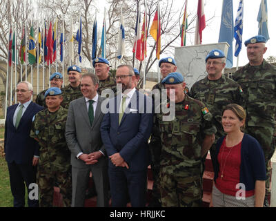 Il maggiore generale Michael Beary (seconda a destra), ambasciatore irlandese al Libano Damien Cole (terza a destra) e Joe McHugh, junior il ministro per lo sviluppo d'oltremare (3° a sinistra) al di fuori dell'Unifil HQ in Naquorah, Libano. Foto Stock