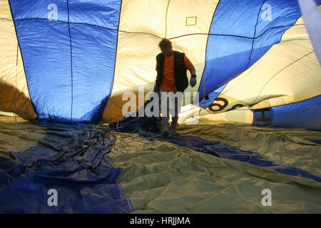 Cetatii campul, Mures County, Romania, 27 settembre 2009: le persone all'interno di un palloncino di partecipare all'aria calda balloons festival in campul cetatii, rom Foto Stock