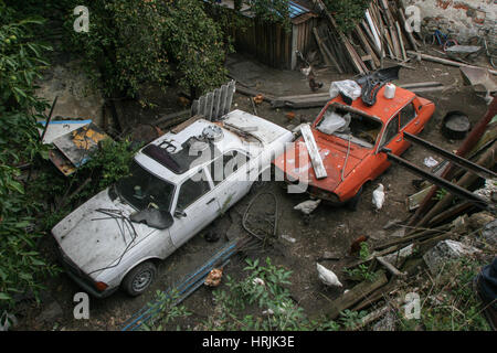 Govadija, hunedoara county, Romania, 6 settembre 2009: automobili abbandonate la ruggine in un cantiere. Foto Stock