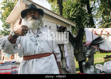 Targu Mures, Romania, settembre 25, 2009: un vecchio artigiano vestito in costume tradizionale pone durante la fiera di artigiani organizzati in targu mure Foto Stock