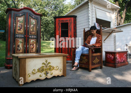 Targu Mures, Romania, settembre 25, 2009: una donna vende mobili dipinti durante la fiera di artigiani organizzati in Targu Mures. Foto Stock