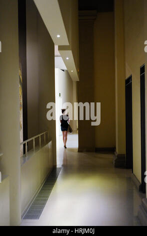 Giovane donna visitando il Museo d'Arte Nazionale della Catalogna. Barcellona. La Catalogna. Spagna. Foto Stock