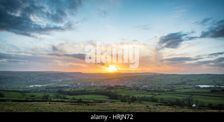 Tramonto sulla valle dell Aire nel West Yorkshire Foto Stock