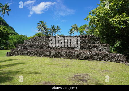 Vecchia struttura in pietra sull'isola di Tahiti, Arahurahu Marae, Polinesia francese, Oceania Foto Stock