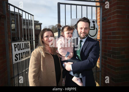 Leader SDLP Colonna Eastwood con moglie Rachael e figlia Rosa che arrivano al modello di scuola primaria in Derry per il loro voto nell'assemblea dell'Irlanda del Nord le elezioni. Foto Stock