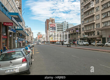 DURBAN, Sud Africa - 24 febbraio 2017: Molte persone sconosciute sulla mattina presto Anton Lembede Street nel quartiere centrale degli affari di Durban, Sud Afri Foto Stock