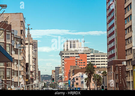 DURBAN, Sud Africa - 24 febbraio 2017: Early Morning Dr Pixley Kaseme Street nel quartiere centrale degli affari di Durban, Sud Africa Foto Stock