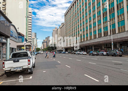 DURBAN, Sud Africa - 24 febbraio 2017: Molte persone sconosciute sulla mattina presto Anton Lembede Street nel quartiere centrale degli affari di Durban, Sud Afri Foto Stock