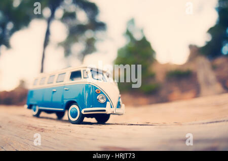 Viaggiare in miniatura vintage van. Tono colore sintonizzato foto macro Foto Stock