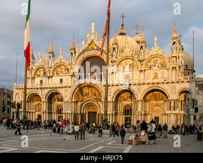 Vista della Basilica di San Marco in Piazza San Marco durante il crepuscolo a Venezia, che mostra la sua complessa architettura, Venezia, Italia Foto Stock