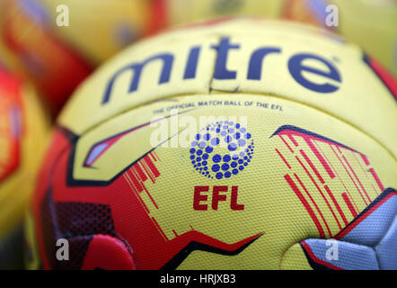 Detaield vista del logo della Lega di calcio inglese su un pallone ufficiale della Lega di calcio Mitre sul fianco dello stadio AMEX Foto Stock