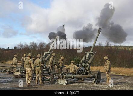 Esercito britannico i soldati si sono uniti da francesi e le truppe danesi che prendono parte a un esercizio di formazione per preparare loro per i loro ruoli in NATOs molto alta disponibilità Joint Task Force, a Otterburn varia in Northumberland. Foto Stock