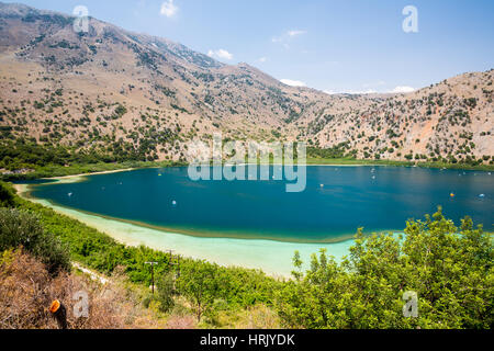 Spiaggia nel villaggio di Kavros in Creta, Grecia. Magica acque turchesi, lagune. Sfondo di viaggio Foto Stock