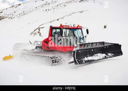 Un Snow Plough toelettatura piste a Obergurgl in Austria. Motion Blur per il veloce movimento di cingoli. Foto Stock