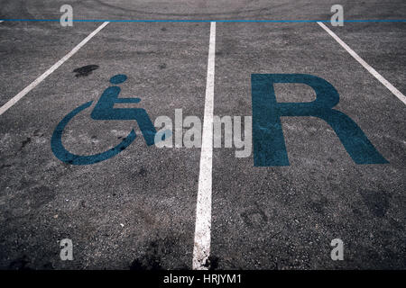 Parcheggio riservato molto spazio per persone disabili Foto Stock