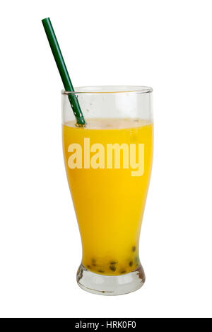 Succo di frutto della passione in vetro. Isolato su bianco con percorsi di lavoro Foto Stock