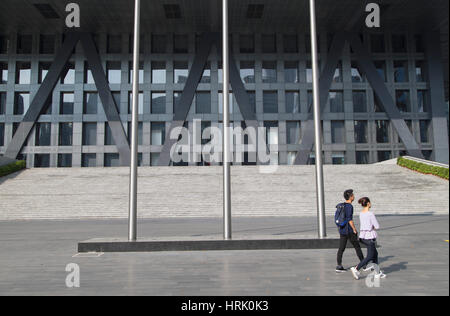 Giovane oltrepassando Shenzhen Stock Exchange, di Futian, Shenzhen, Guangdong, Cina Foto Stock