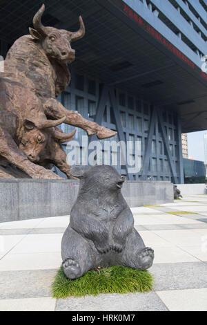 Bull e recare le sculture al di fuori di Shenzhen Stock Exchange, di Futian, Shenzhen, Guangdong, Cina Foto Stock