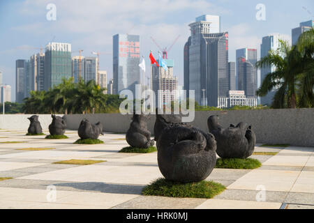 Bear sculture al di fuori di Shenzhen Stock Exchange, di Futian, Shenzhen, Guangdong, Cina Foto Stock