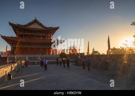 Le mura della città e la porta del sud all'alba, Dali, Yunnan, Cina Foto Stock