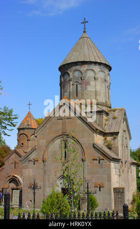 Vecchia chiesa medievale contro il cielo blu sullo sfondo,l'Armenia. Foto Stock