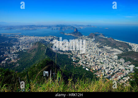 Vista della città e la Montagna Sugar Loaf, Corcovado Rio de Janeiro, Brasile Foto Stock