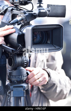 Un sacco di telecamere in una riga la radiodiffusione dal vivo un evento multimediale Foto Stock