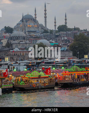 Pesce FLOTTANTE IN BARCA IL PANE NELLA PARTE ANTERIORE DELLA Moschea Suleymaniye Ponte Galata GOLDEN HORN Istanbul TURCHIA Foto Stock