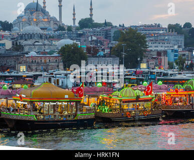 Pesce FLOTTANTE IN BARCA IL PANE NELLA PARTE ANTERIORE DELLA Moschea Suleymaniye Ponte Galata GOLDEN HORN Istanbul TURCHIA Foto Stock